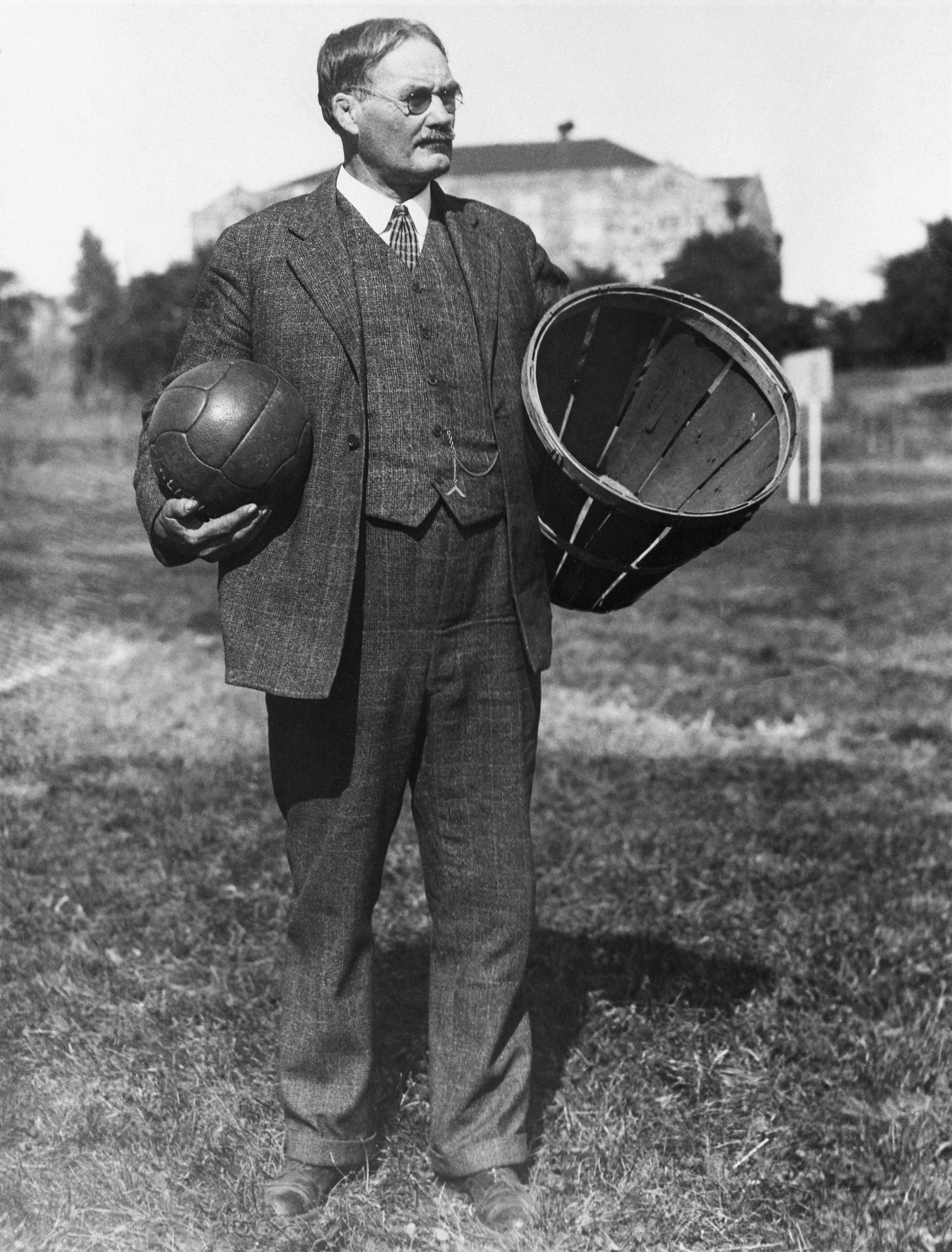 James Naismith, criador do basquete